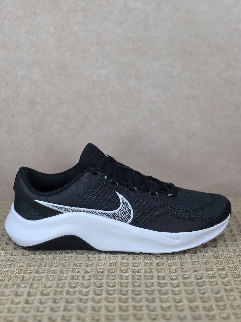 Nike Legend Essential 3 NN DM1120‑001 Men’s 11 Black White Iron Grey – Brand New